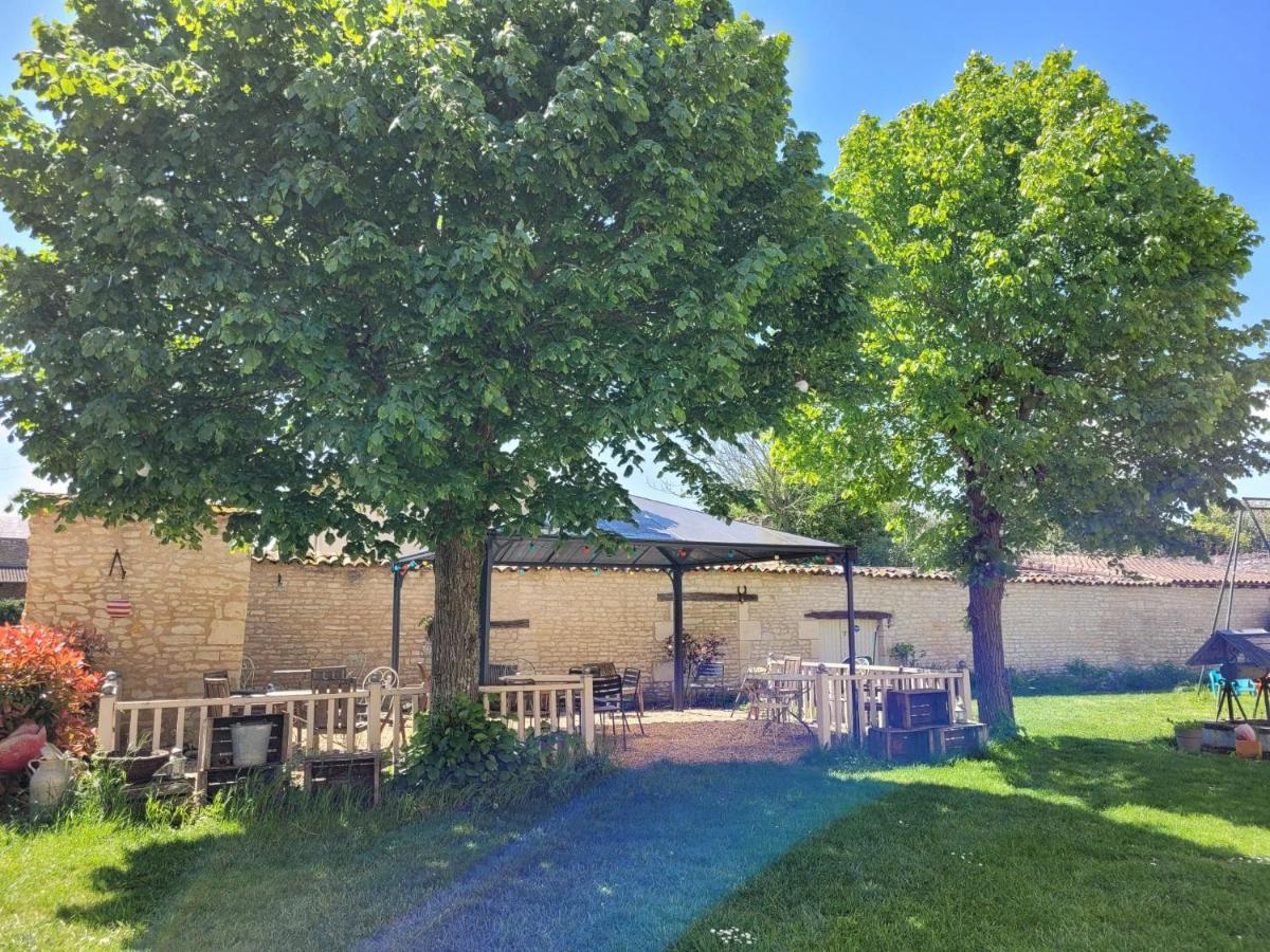 La Roseraie Neuville-de-Poitou Exterior photo