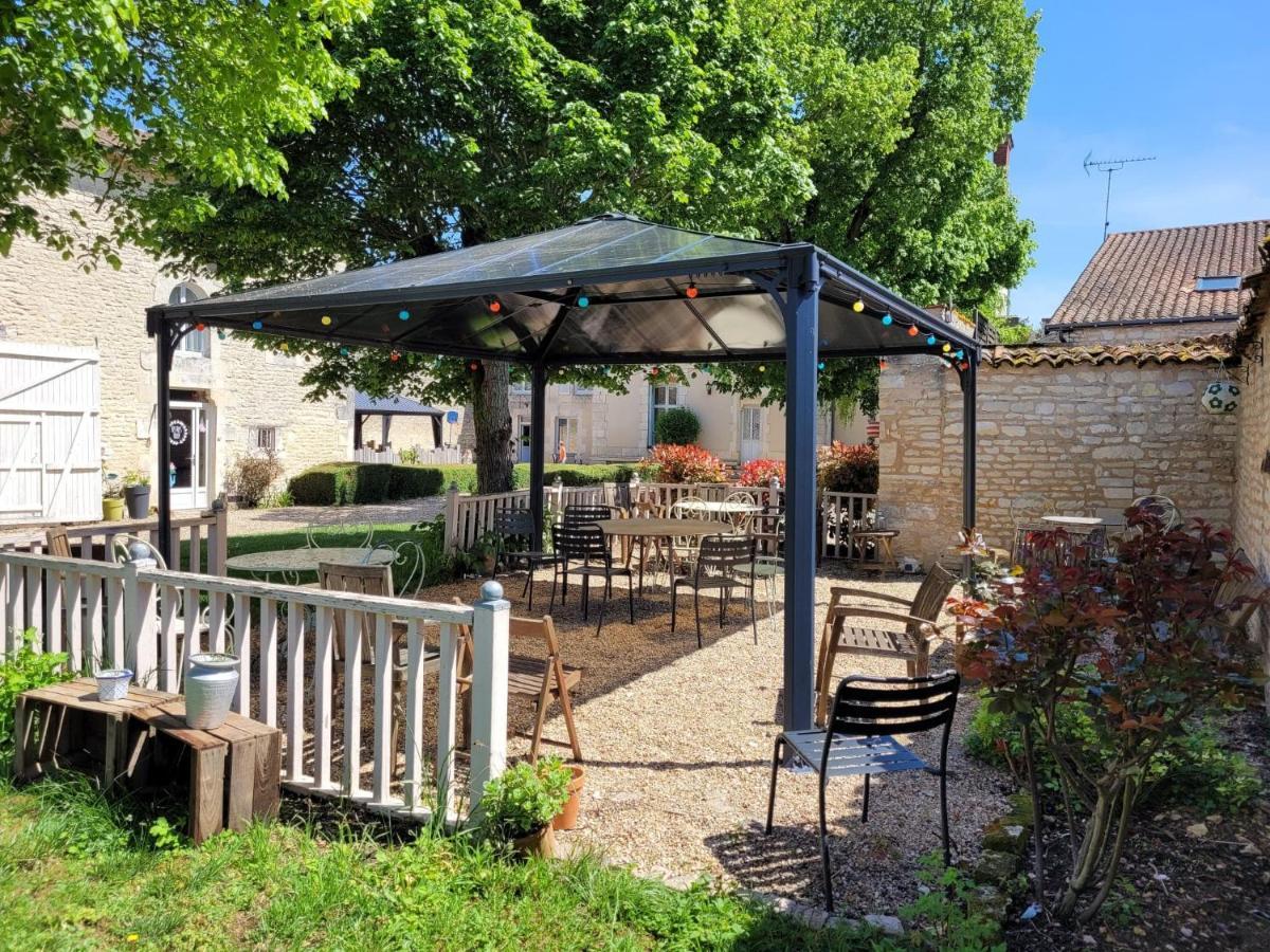 La Roseraie Neuville-de-Poitou Exterior photo