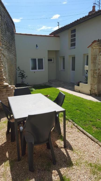 La Roseraie Neuville-de-Poitou Exterior photo