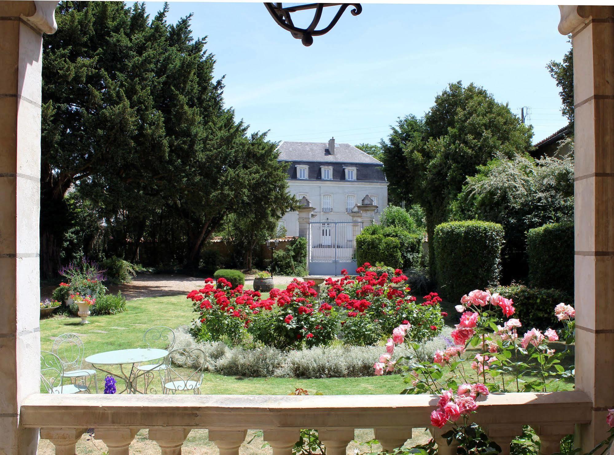 La Roseraie Neuville-de-Poitou Exterior photo